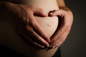 Těhotná žena s rukama ve tvaru srdce. Gynekologie, Kutná Hora