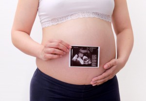 Těhotná žena s fotografií z ultrazvuku. Gynekologie, Kutná Hora